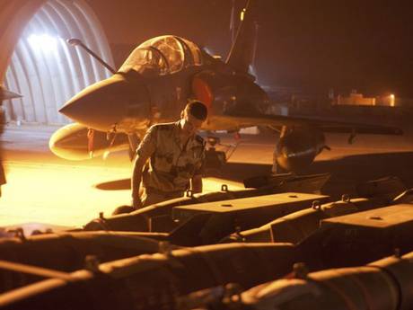 Γαλλικό Mirage 2000D στην αεροπορική βάση στο Τσαντ λίγο πριν φορτώσουν οπλισμό για αποστολή βομβαρδισμού στο Μάλι (Πηγή www.independent.co.uk) 