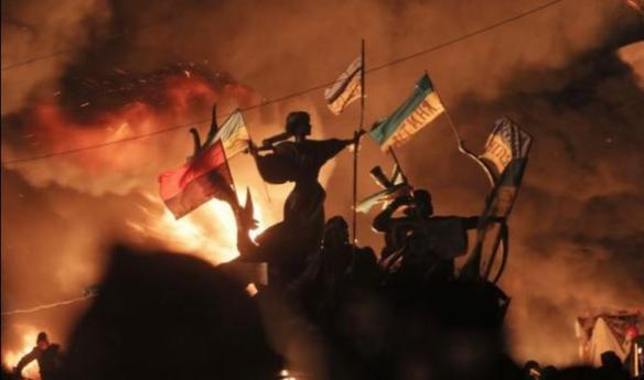 Η πλατεία της Ανεξαρτησίας μετατράπηκε σε ένα φλεγόμενο πεδίο μάχης την χθεσινή νύχτα
