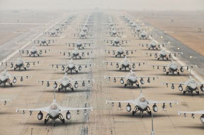 Έως και 60 μεταχειρισμένα αμερικανικά μαχητικά F-16 σχεδιάζει να μισθώσει η Ν.Κορέα