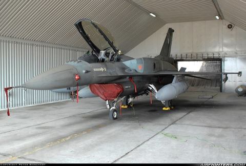 Την πώληση 8 αεροσκαφών F-16 block 30 φαίνεται να εξετάζει η κυβέρνηση με παράλληλη υποστήριξή τους από την ΕΑΒ. 