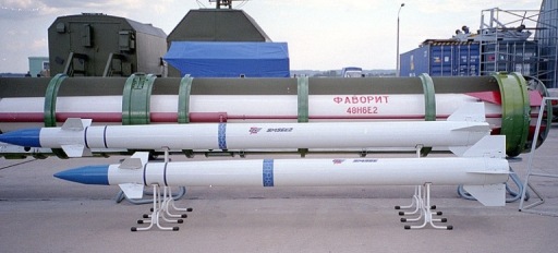 Συγκριτική παρουσίαση μεγέθους των πυραύλων 9M96E/E2 σε σχέση με τον κλασικό πύραυλο 48Ν6Ε2 του συστήματος S-300 PMU-2 Favorit.